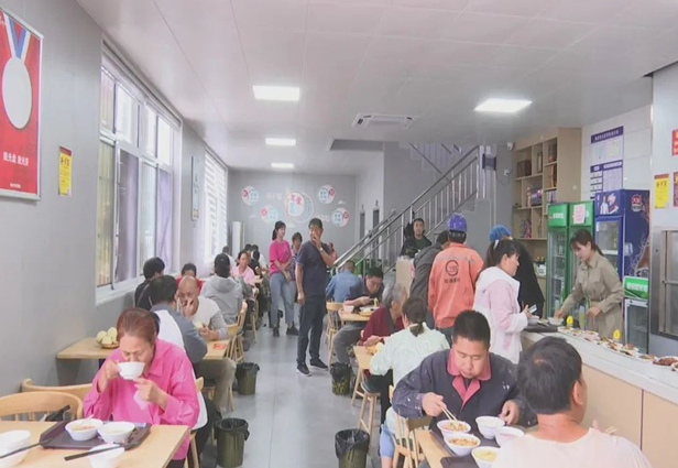 《中安在線》10月8日報道：埇橋區(qū)：社區(qū)小餐桌托起溫暖大民生